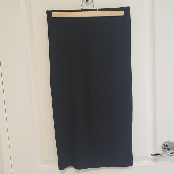 Black skirt w/side slit - Picture 2 of 2